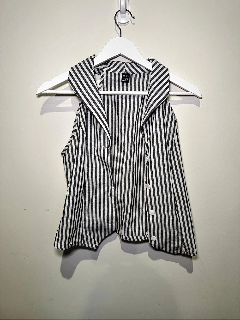 SHEIN EZwear Summer Outfits Striped Print Button Front Halter Top EZwear Striped